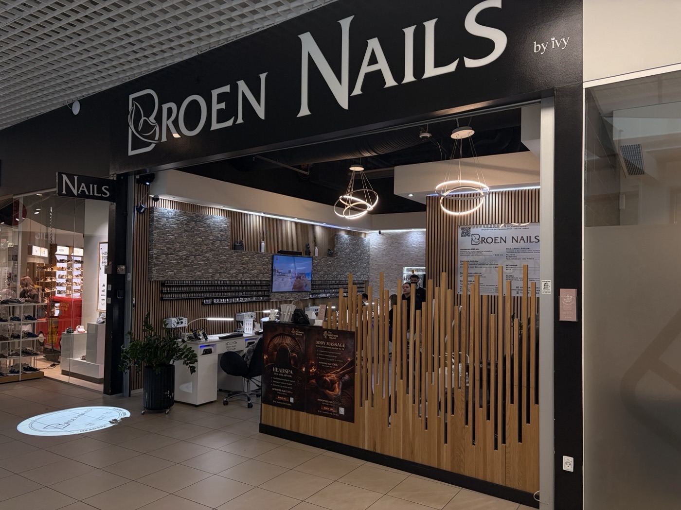 By Ivy foran butikken i Broen Shopping